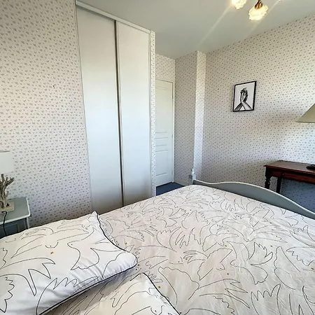 Apartment 2 Pres De La Avec Balcon, Ascenseur, Garage Et Wi-fi Gratuit - Fr-1-361-487 Granville