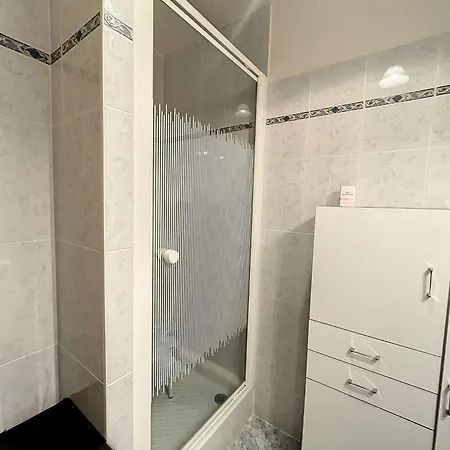 2 Pres De La Avec Balcon, Ascenseur, Garage Et Wi-fi Gratuit - Fr-1-361-487 Granville