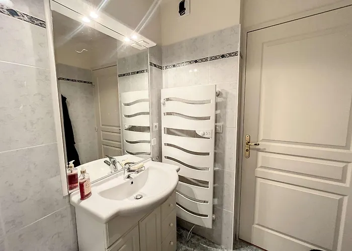 2 Pres De La Avec Balcon, Ascenseur, Garage Et Wi-fi Gratuit - Fr-1-361-487 *